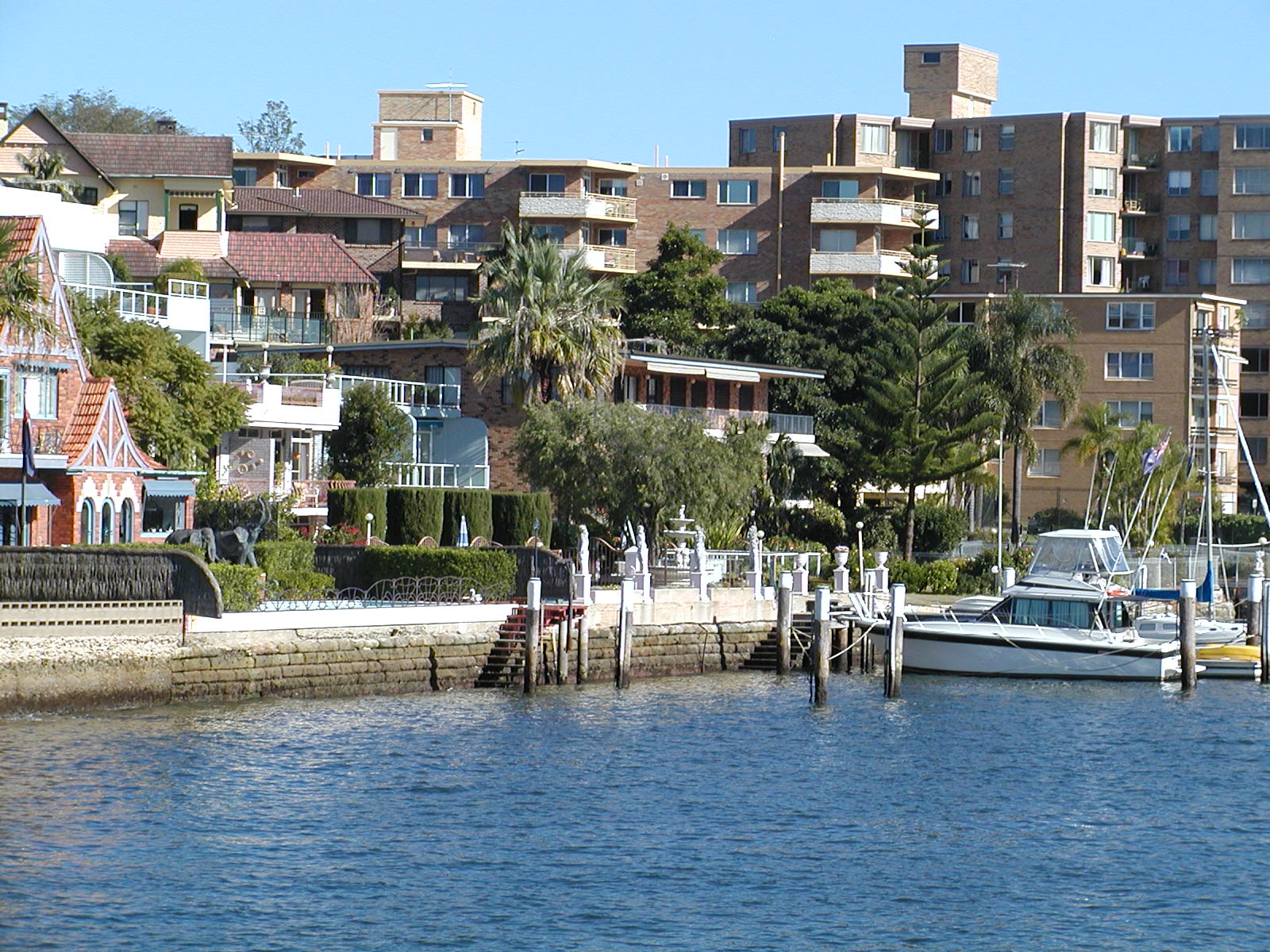 17-Jun-2001 11:41 - Sydney - Statues on the water front