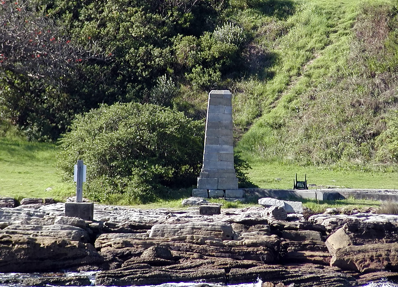 17-Jun-2001 10:42 - Sydney - Obelisk commemorating the point where Philips landed