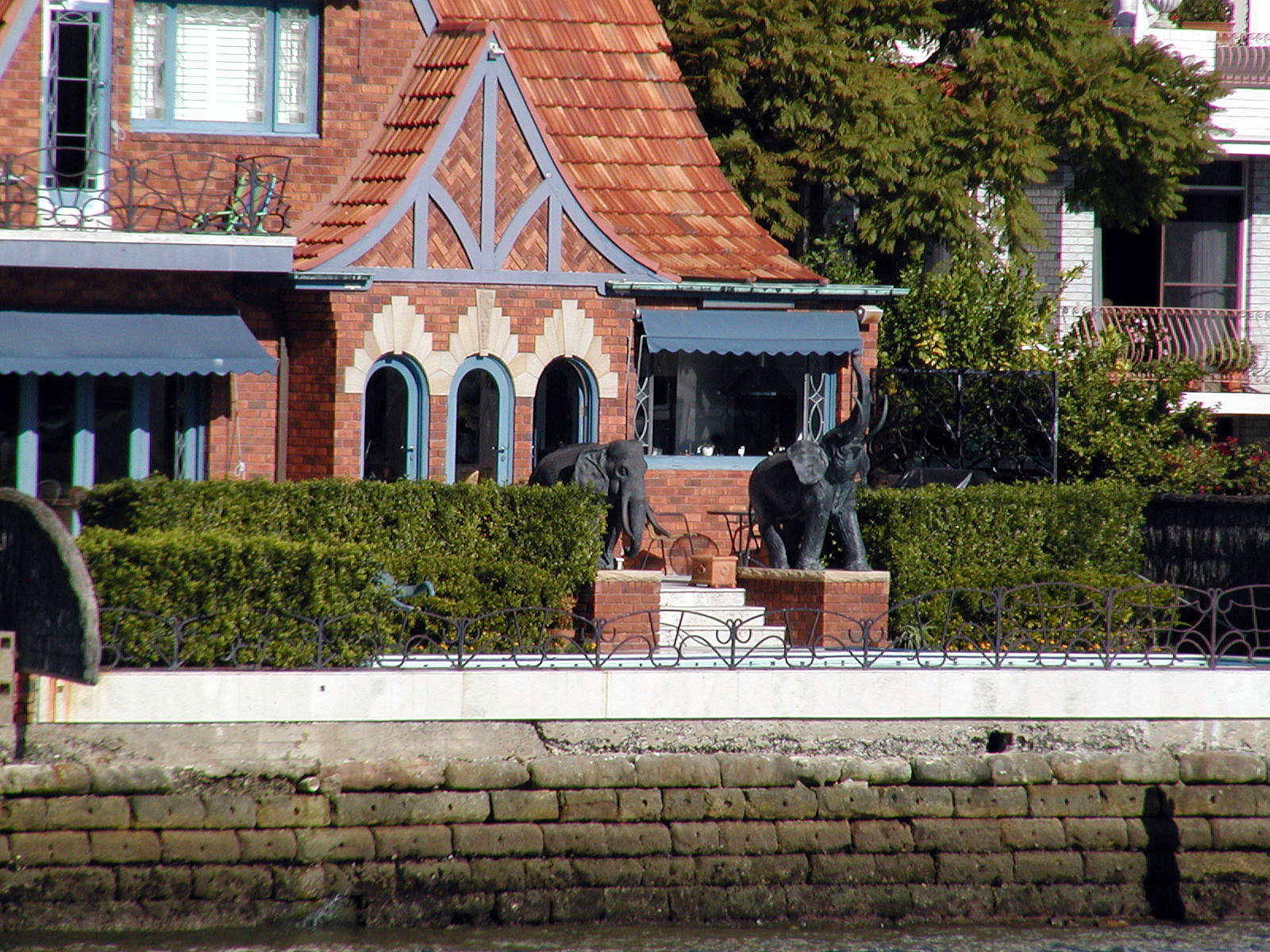 17-Jun-2001 11:41 - Sydney - Elephants on the waterfront