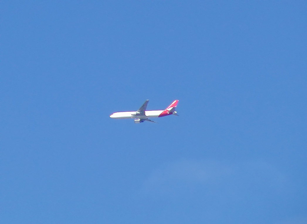 17-Jun-2001 12:04 - Sydney - Quantas plane