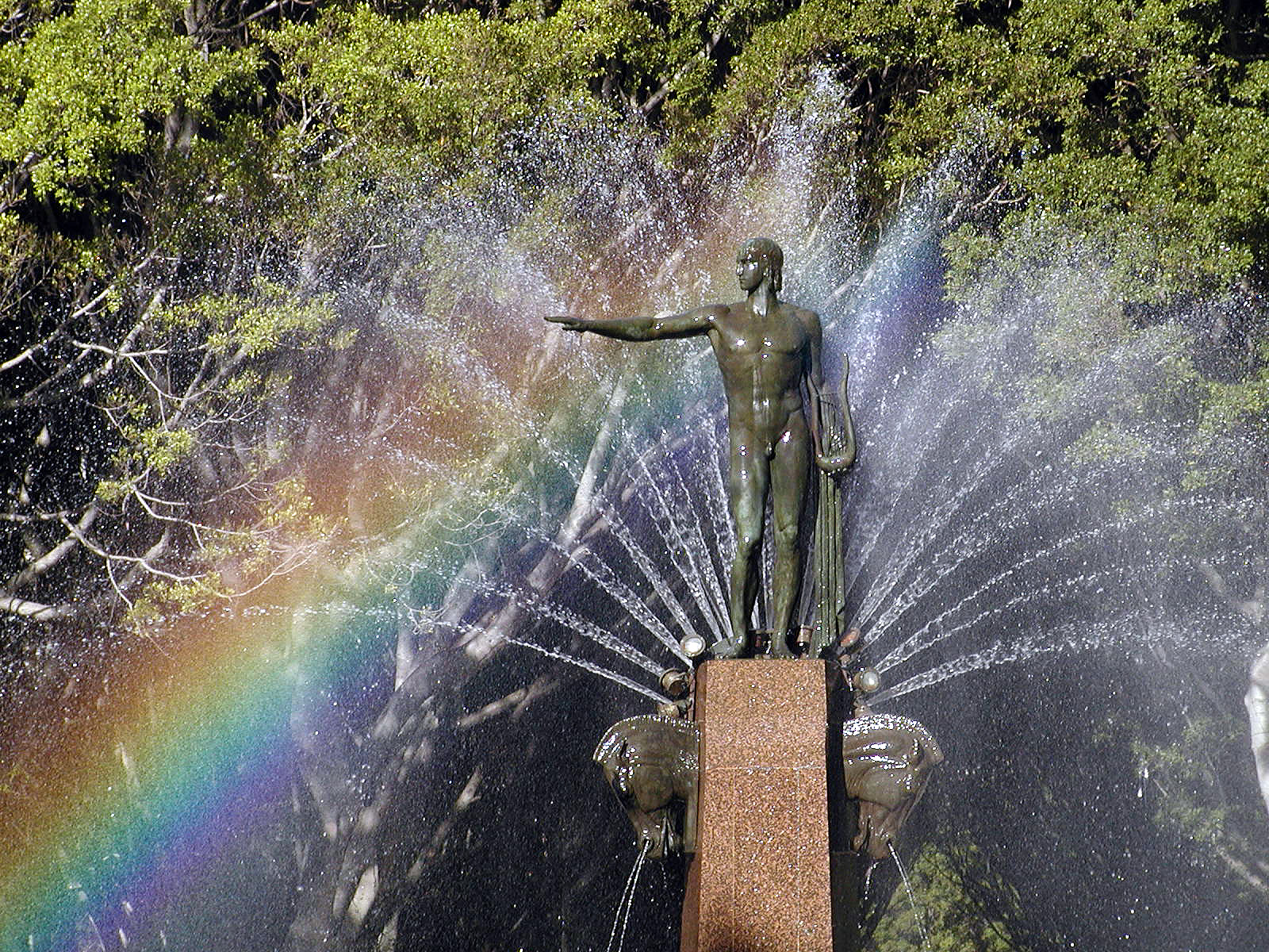 20-Jun-2001 09:56 - Sydney - Archibald Memorial Fountain
