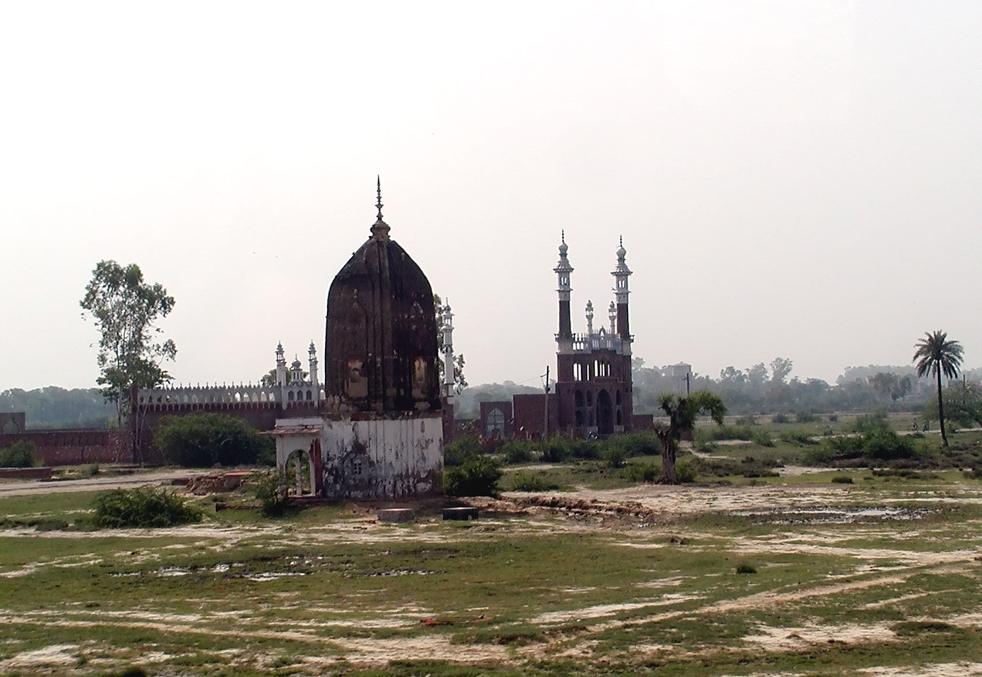 10-Jun-2001 09:26 - On the road to Agra - Unidentified mosque