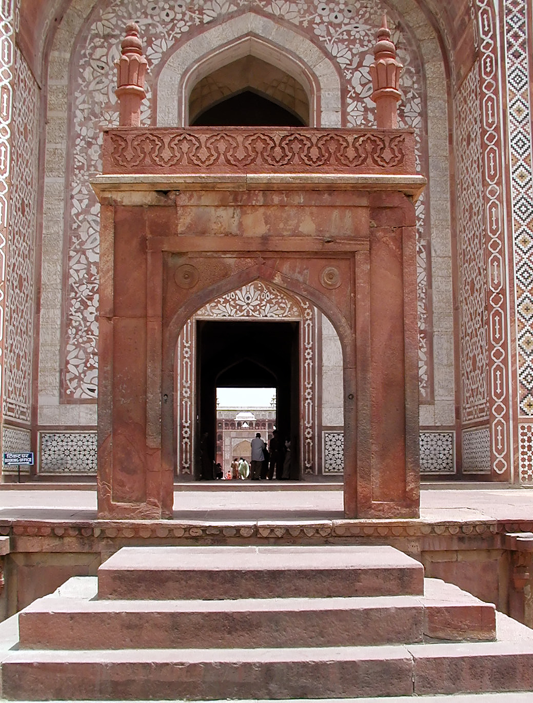 10-Jun-2001 11:02 - On the road to Agra - Sikandra - Tomb of Akbar