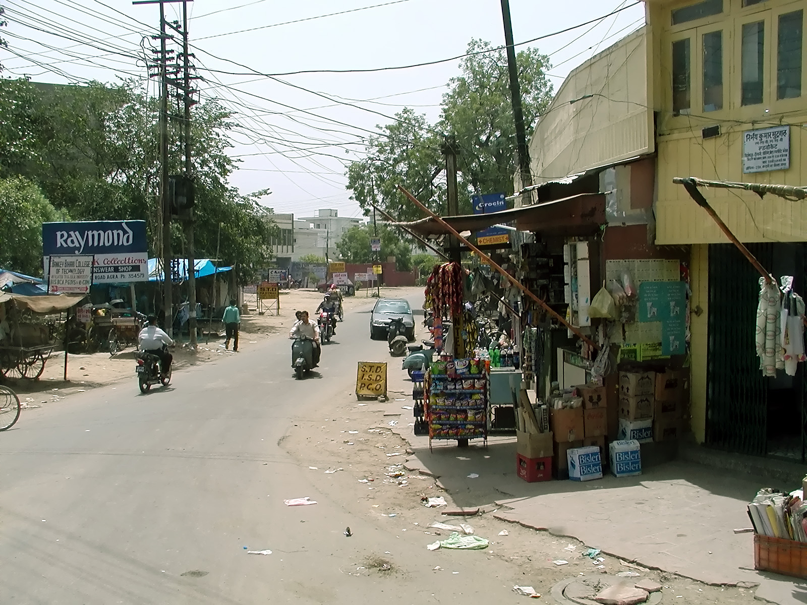 10-Jun-2001 11:14 - Agra - Street scene on the outskirts of Agra
