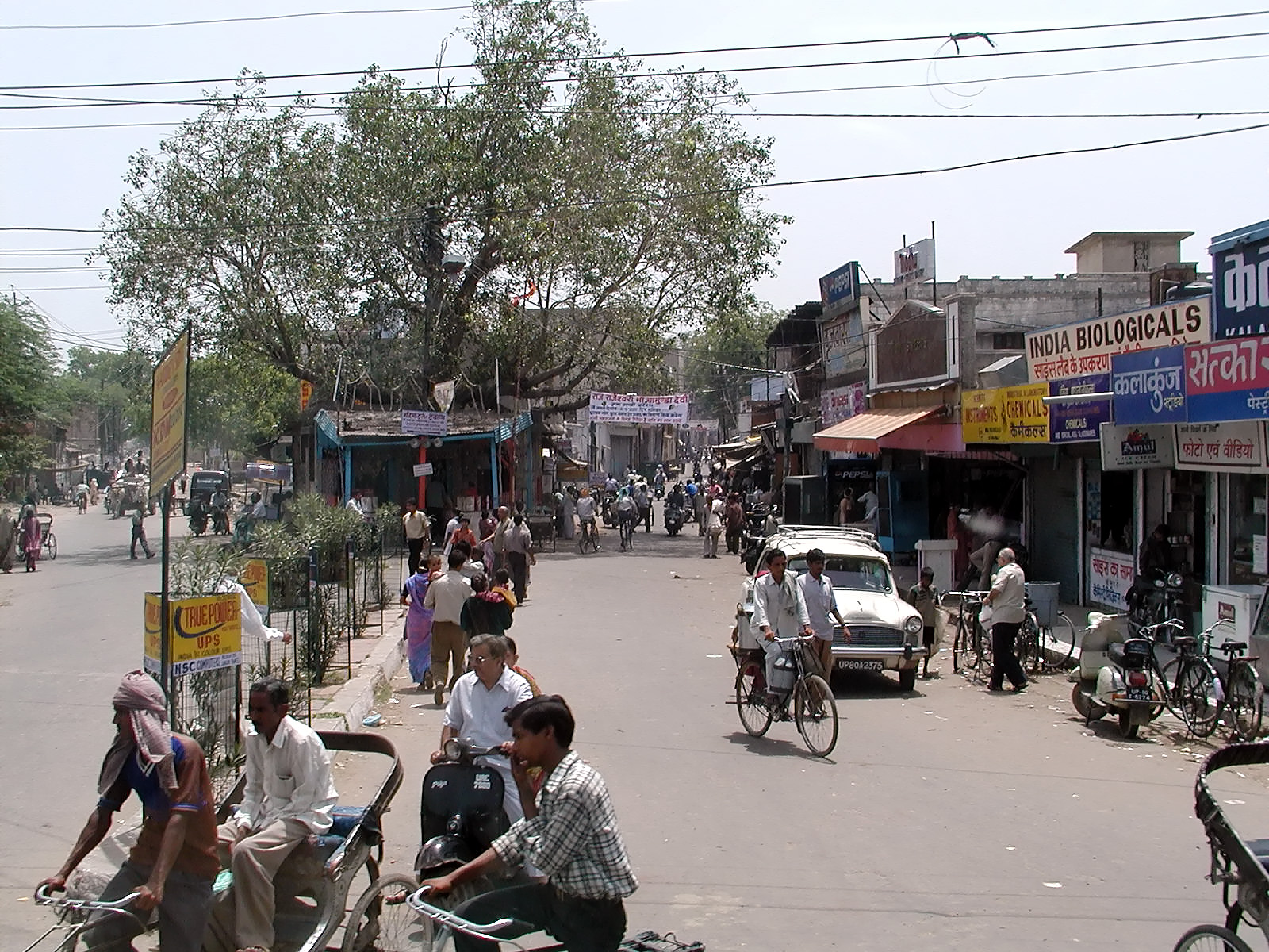 10-Jun-2001 11:20 - Agra - Street scene in Agra