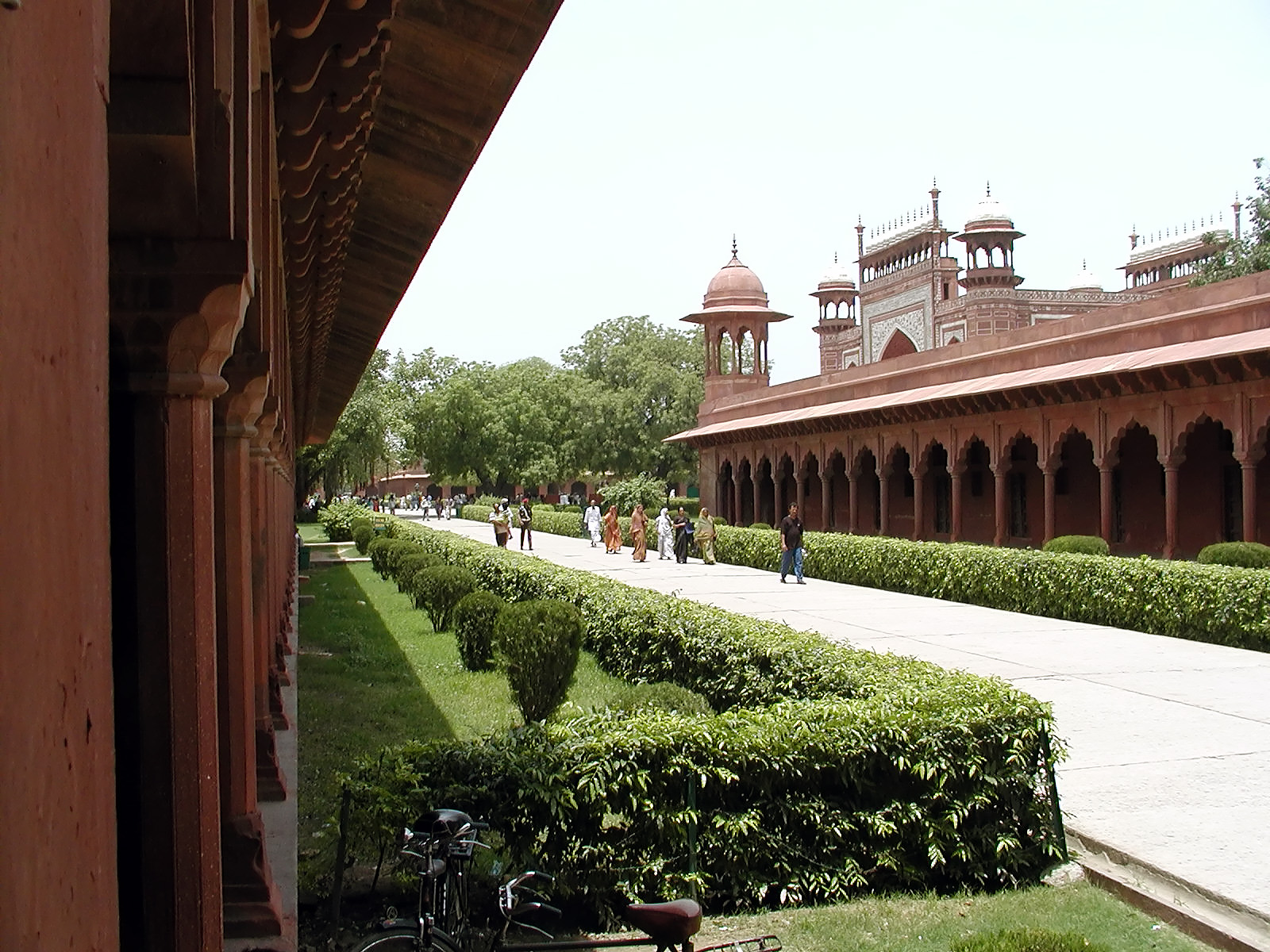 10-Jun-2001 11:53 - Agra - The Taj Mahal - Just inside the entrance
