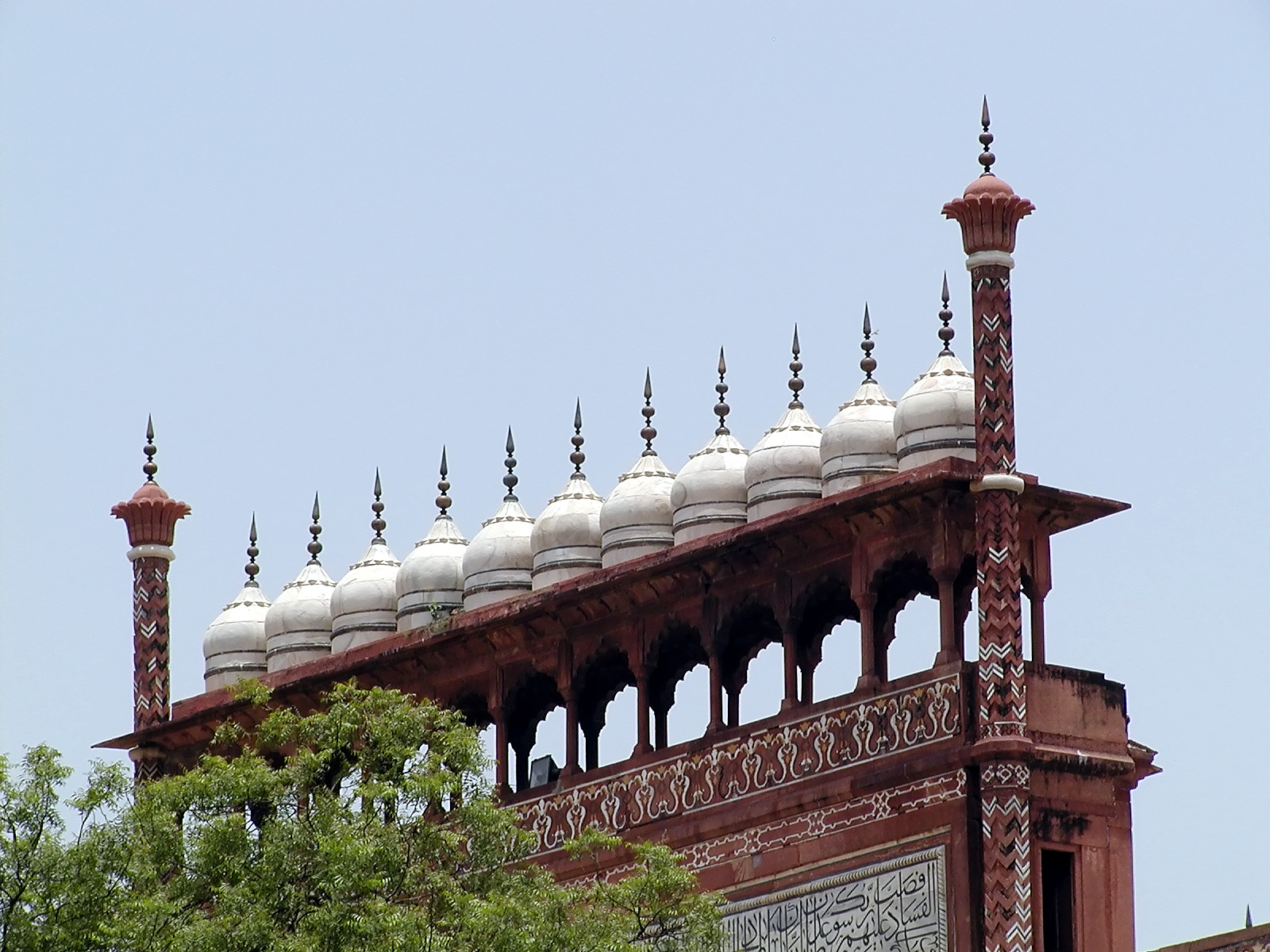 10-Jun-2001 11:55 - Agra - The Taj Mahal - Small domes above the main gateway