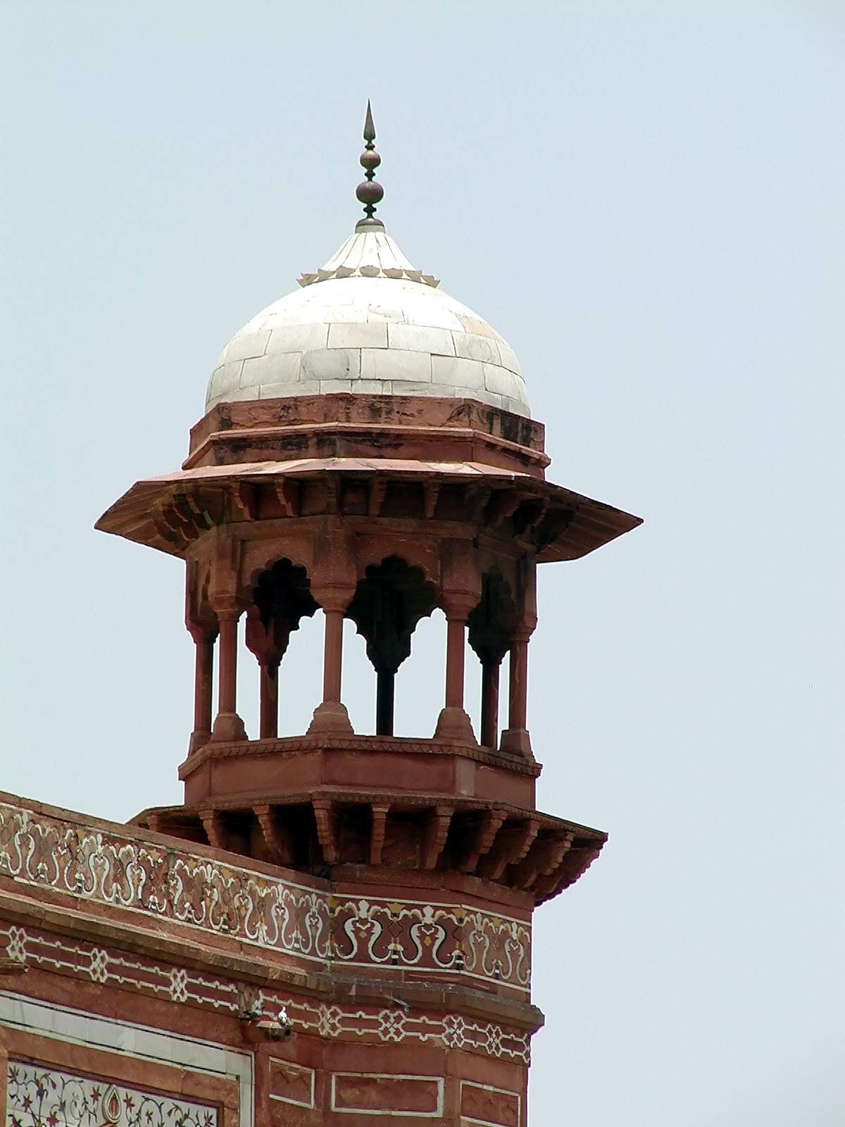 10-Jun-2001 11:55 - Agra - The Taj Mahal - Corner dome above the main gateway