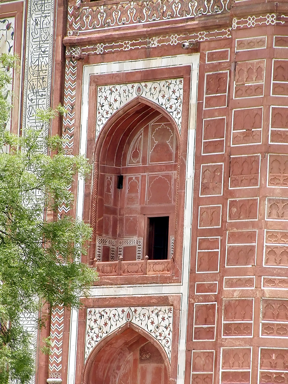 10-Jun-2001 11:57 - Agra - The Taj Mahal - Main gateway - detail