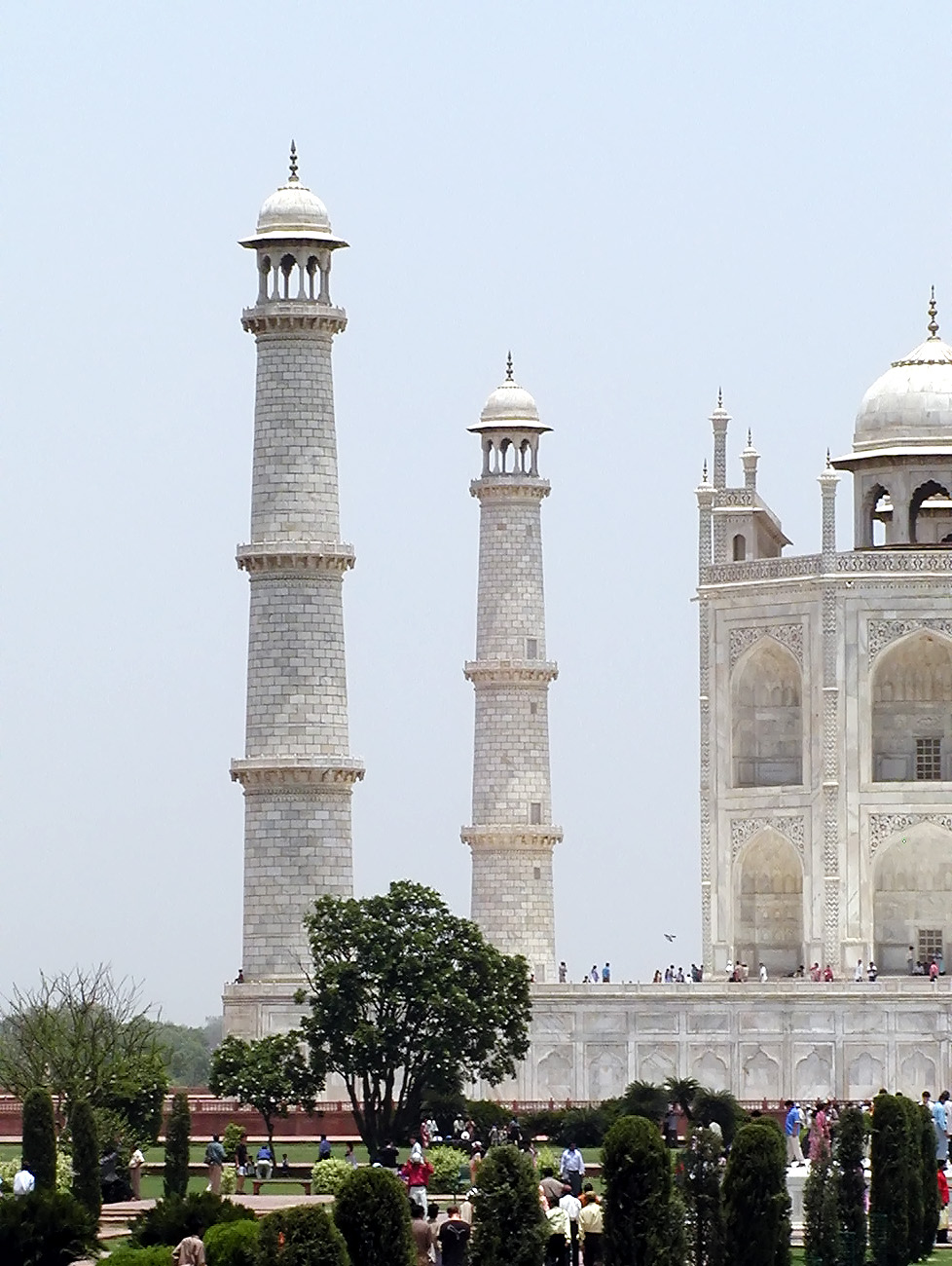 10-Jun-2001 12:03 - Agra - The Taj Mahal - Minarettes to the west of the mausoleum