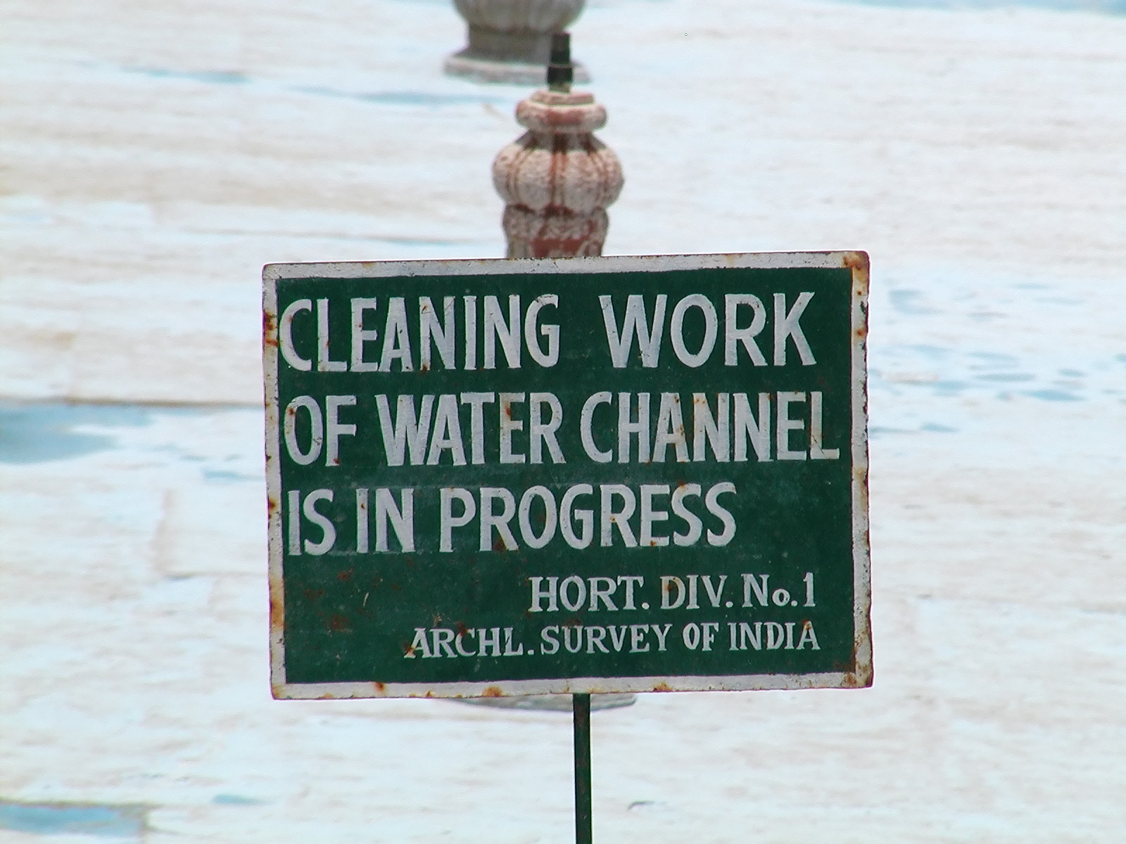 10-Jun-2001 12:25 - Agra - The Taj Mahal - Why there was no water in the water channel