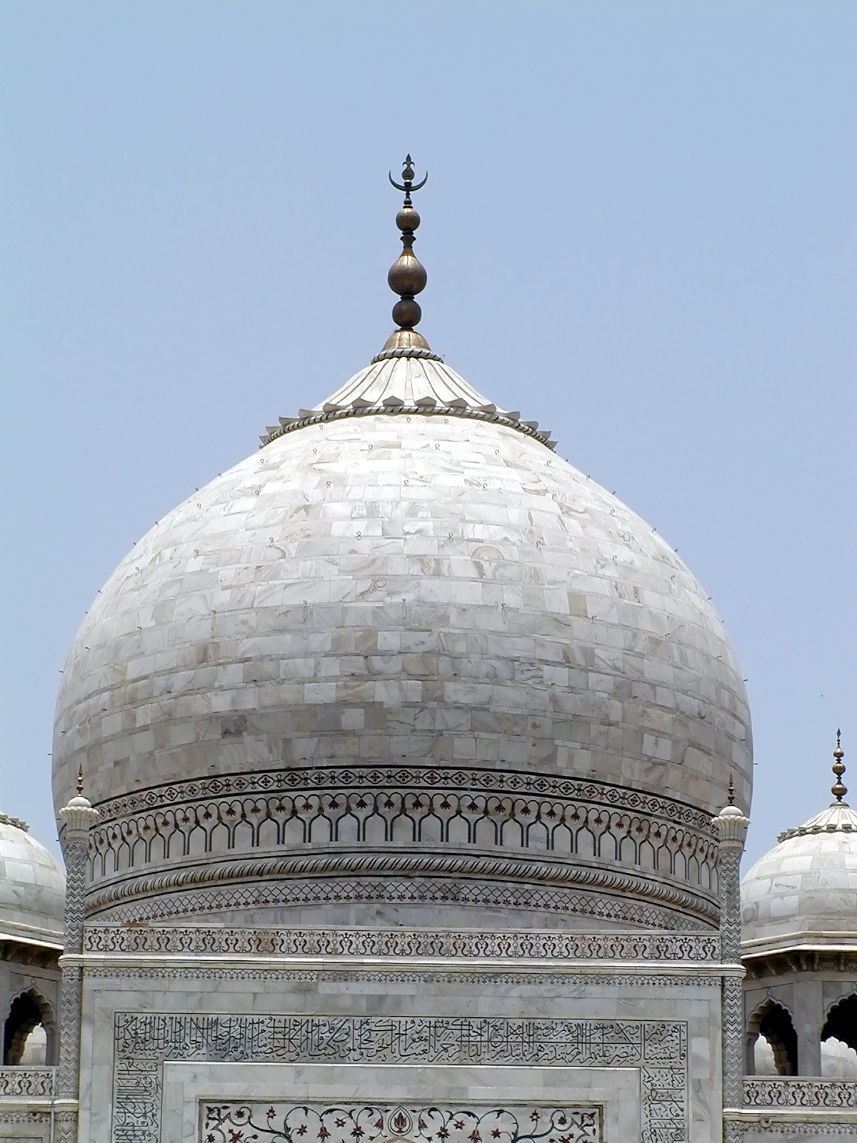 10-Jun-2001 12:25 - Agra - The Taj Mahal - The main dome