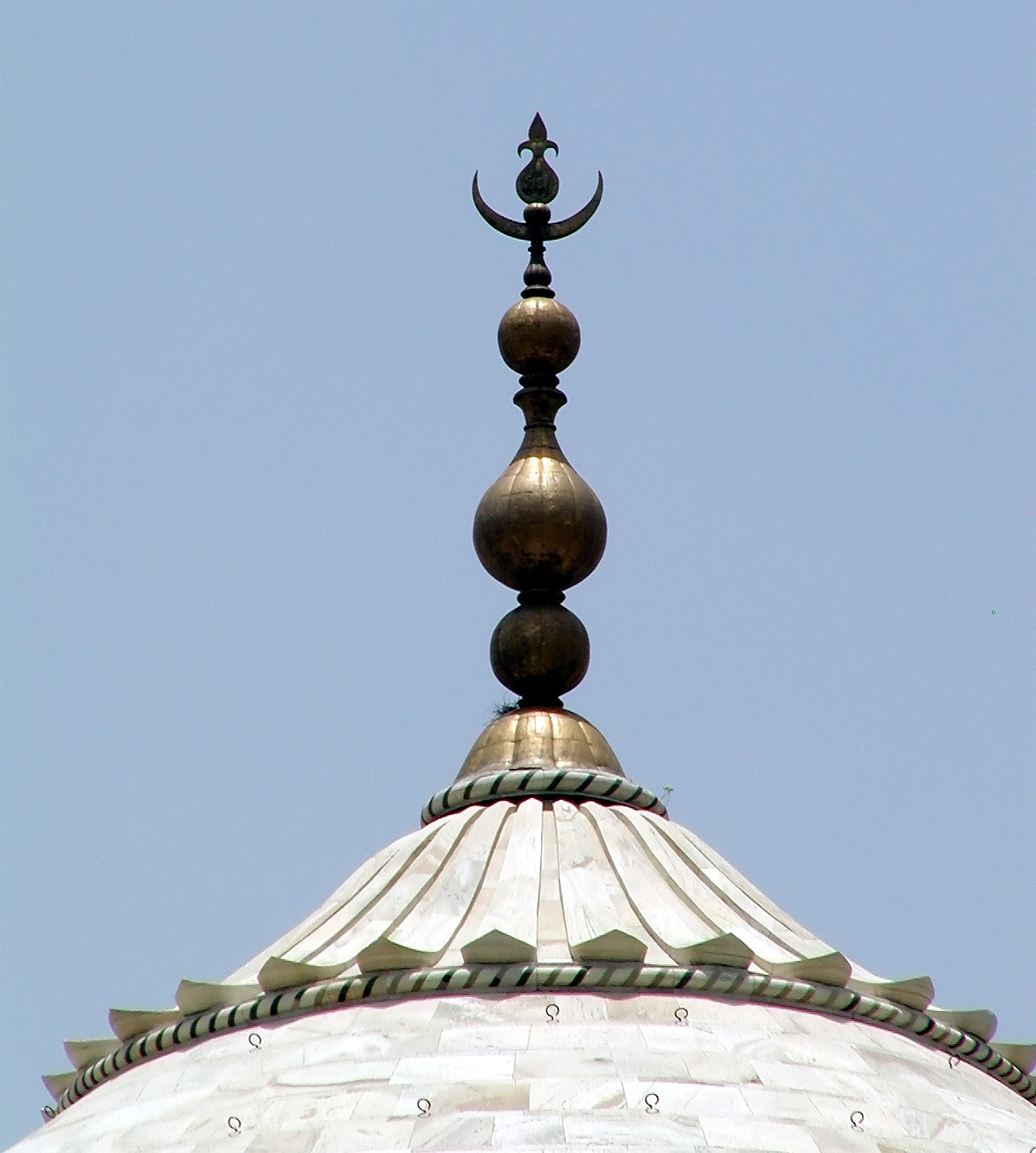 10-Jun-2001 12:25 - Agra - The Taj Mahal - The brass fitting on the top of the main dome