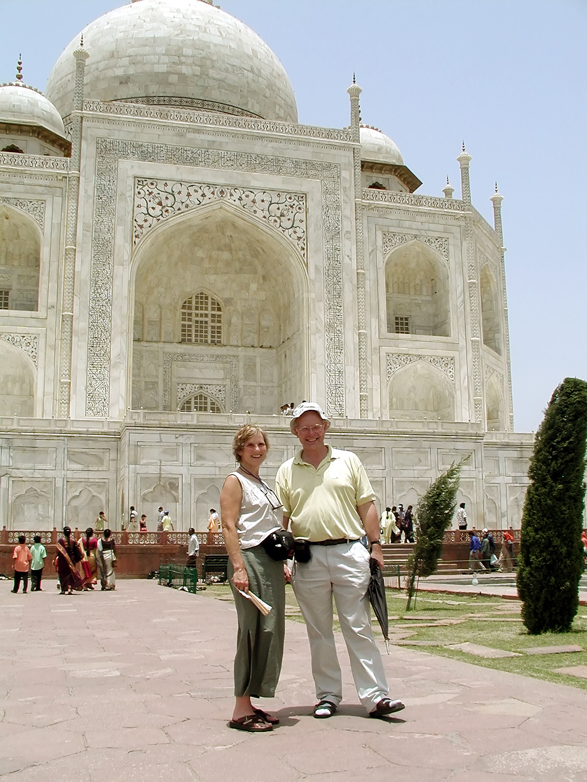10-Jun-2001 12:27 - Agra - The Taj Mahal - John Spencer and SO (Angela)