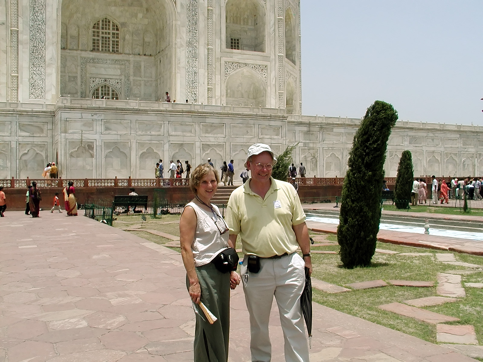 10-Jun-2001 12:27 - Agra - The Taj Mahal - John Spencer and SO (Angela)