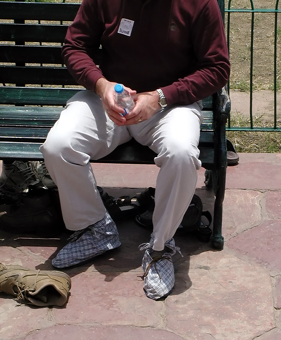 10-Jun-2001 12:31 - Agra - The Taj Mahal - Chris Parnell and the ceremony of the shoes