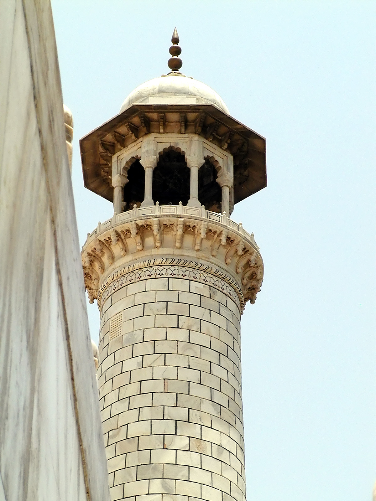 10-Jun-2001 12:32 - Agra - The Taj Mahal - Minarette