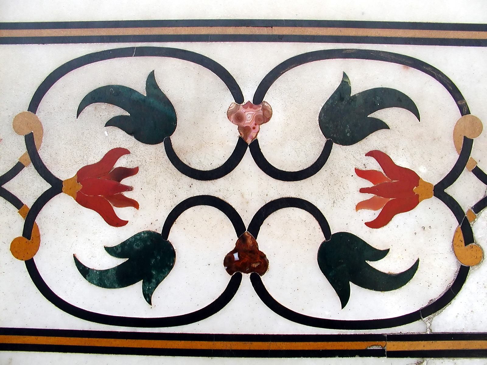 10-Jun-2001 12:39 - Agra - The Taj Mahal - Marble inlay - entwined hearts