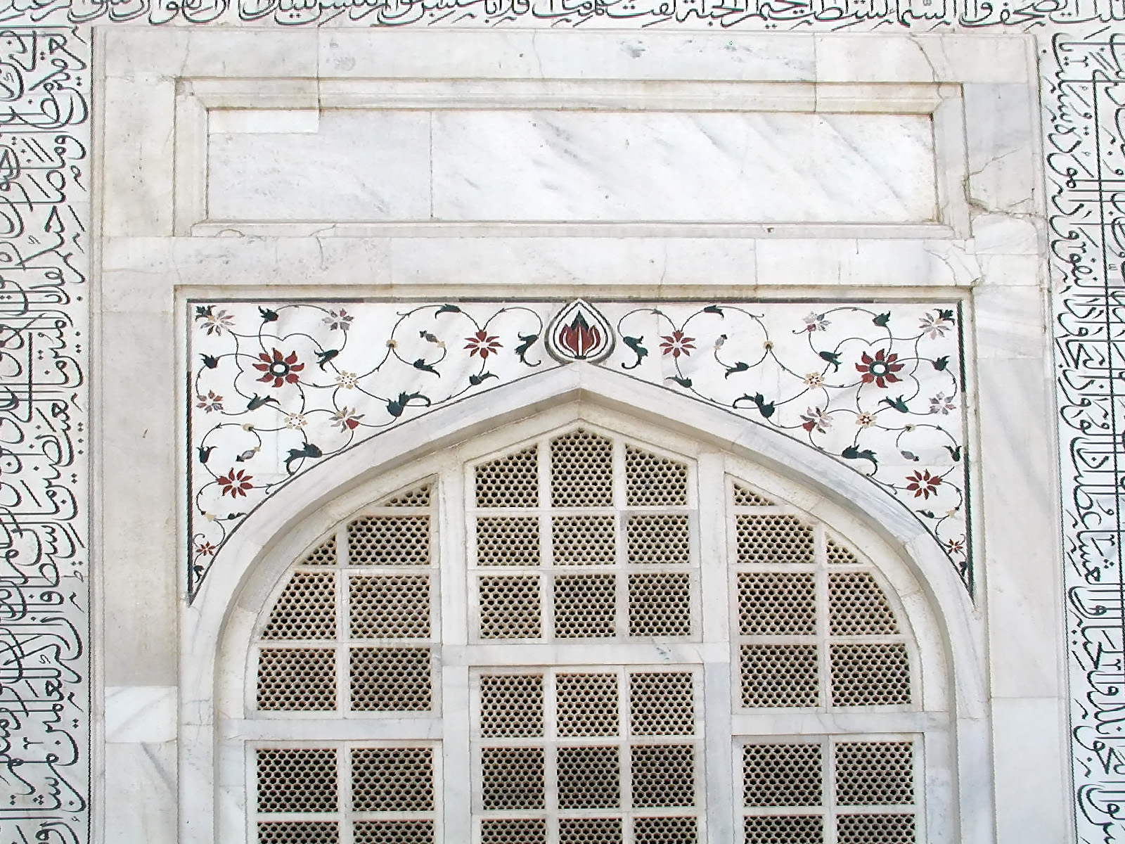 10-Jun-2001 12:40 - Agra - The Taj Mahal - Decoration above the main entrance to the mausoleum