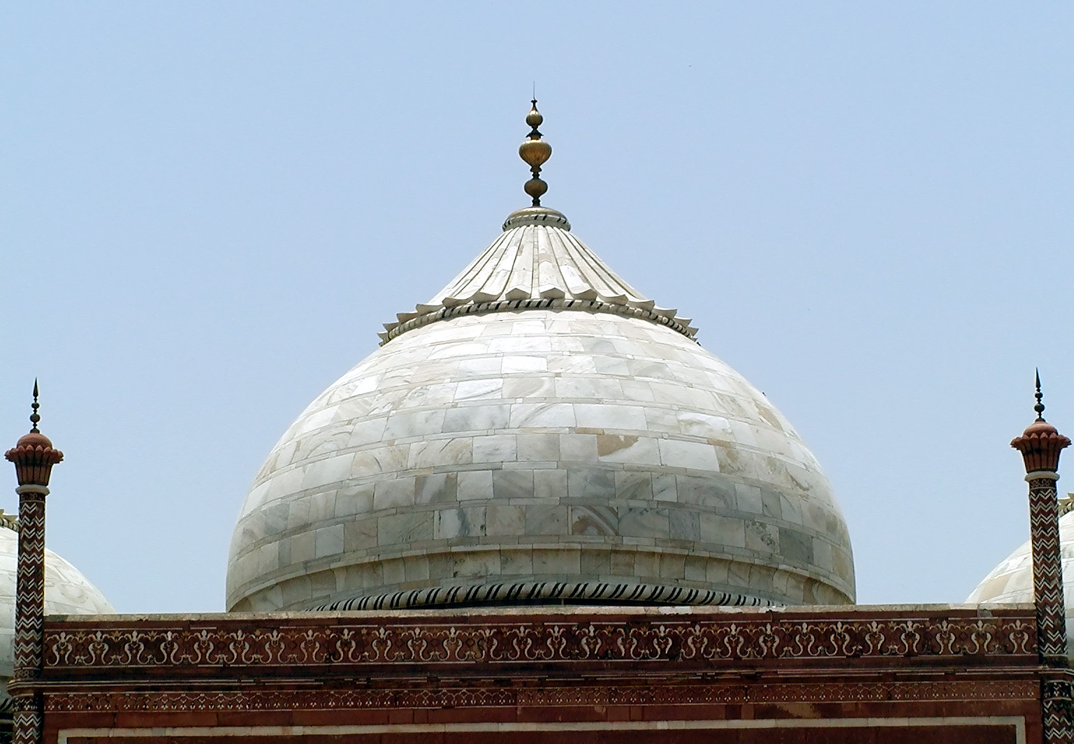 10-Jun-2001 12:42 - Agra - The Taj Mahal - Dome of the mosque