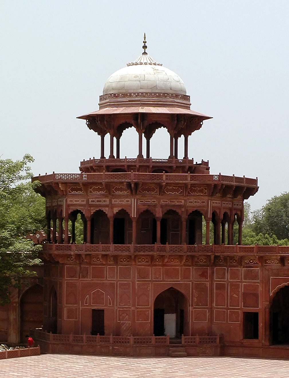 10-Jun-2001 12:42 - Agra - The Taj Mahal - Mosque - detail