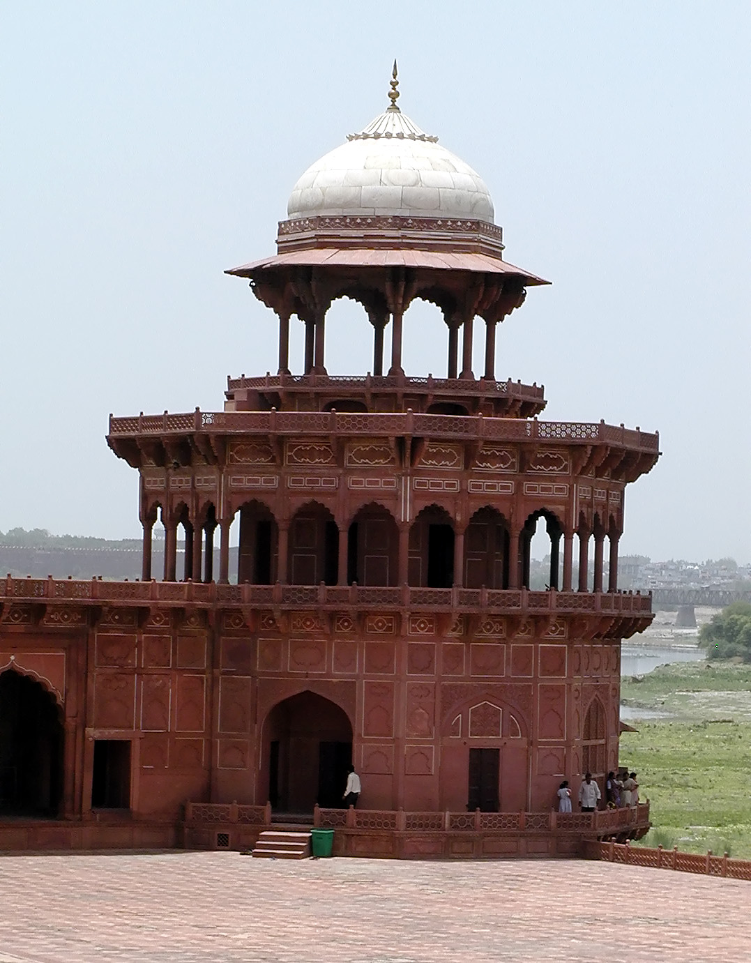 10-Jun-2001 12:42 - Agra - The Taj Mahal - Mosque - detail