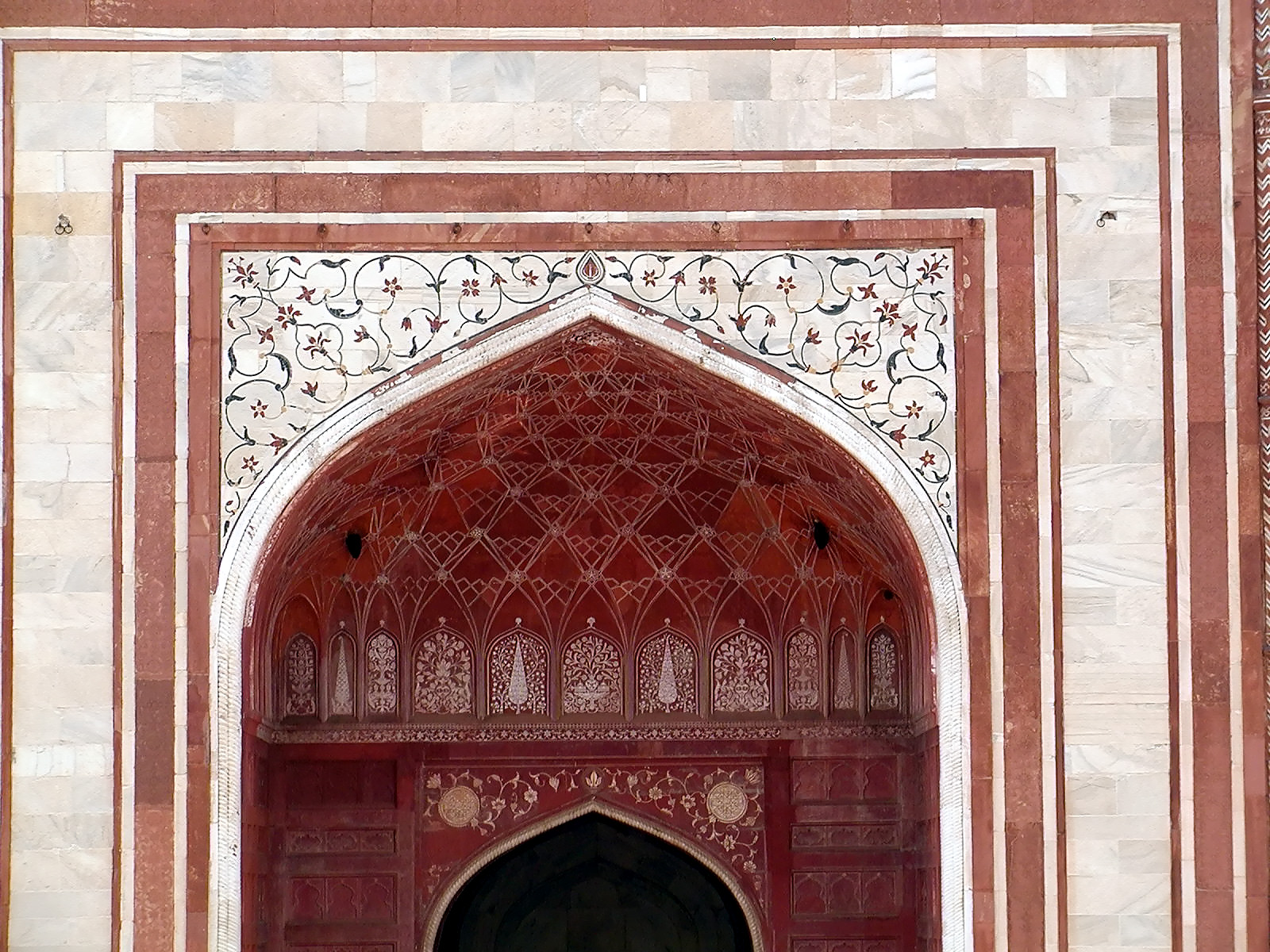 10-Jun-2001 12:42 - Agra - The Taj Mahal - Mosque - detail