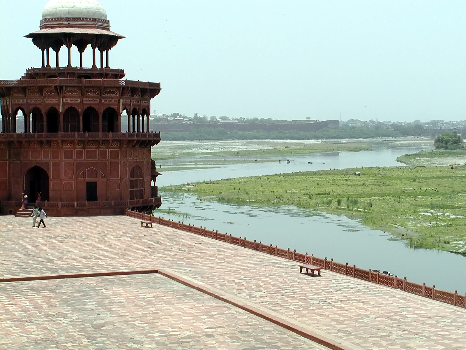 10-Jun-2001 12:42 - Agra - The Taj Mahal - Detail of mosque and the Yamuna River