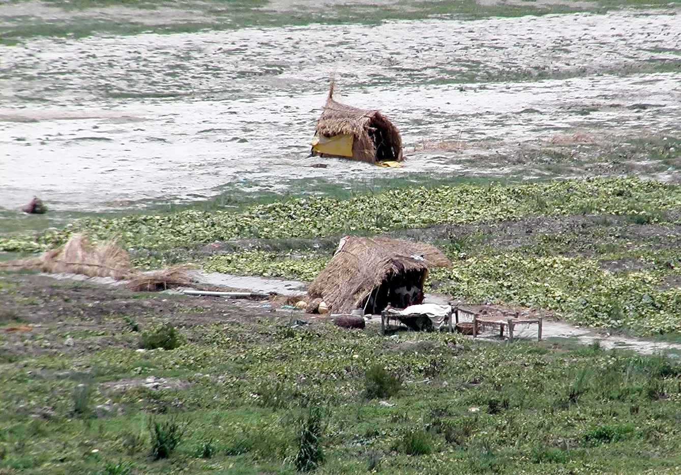 10-Jun-2001 12:43 - Agra - The Taj Mahal - Shelters on the far back of the river