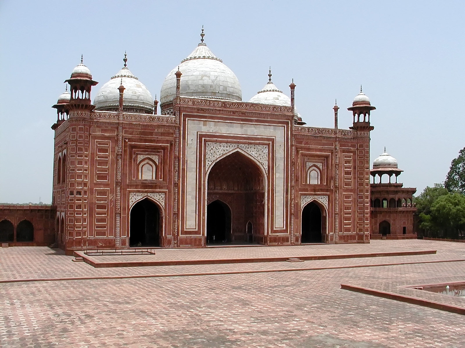 10-Jun-2001 12:43 - Agra - The Taj Mahal - Building to the East of the Mausoleum - NOT a mosque but identical to the mosque on the other side to achieve the desired symmetry