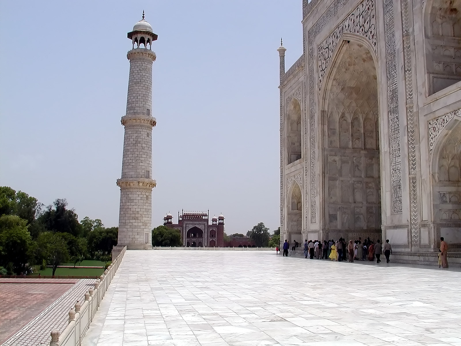 10-Jun-2001 12:43 - Agra - The Taj Mahal - Minarette at SE corner
