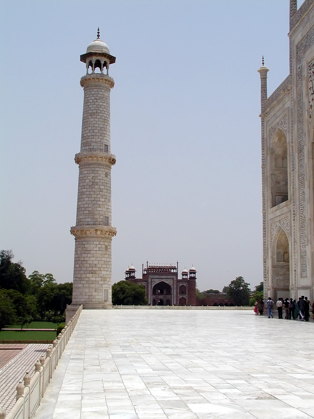 10-Jun-2001 12:43 - Agra - The Taj Mahal - Minarette at SE corner