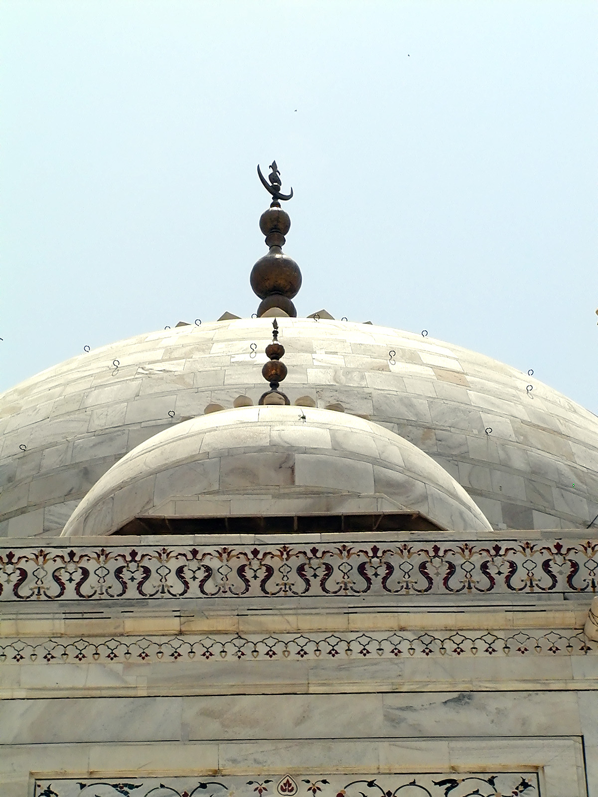 10-Jun-2001 12:46 - Agra - The Taj Mahal - Dome of the mausoleum from the SE corner