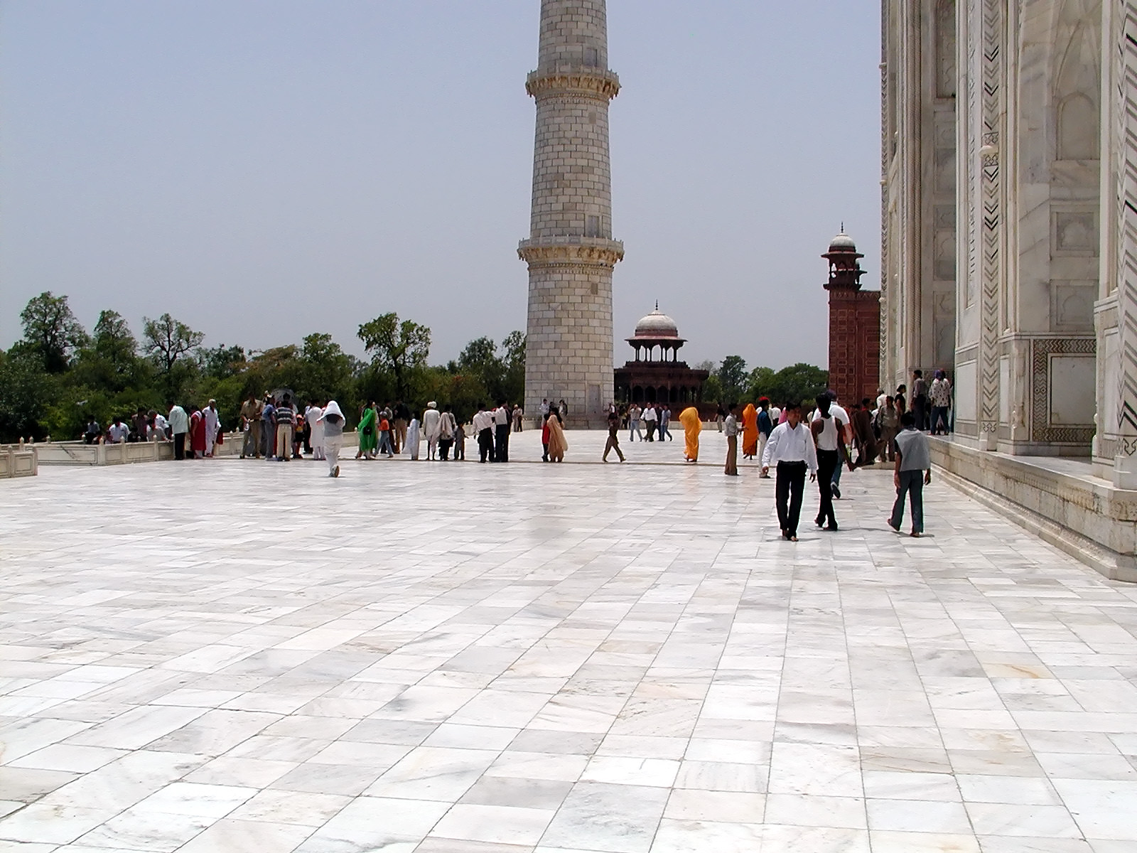 10-Jun-2001 12:47 - Agra - The Taj Mahal - Crowds going to and from the mausoleum - Many were walking single file in bare feet taking advantage of matting to save burning their feet.