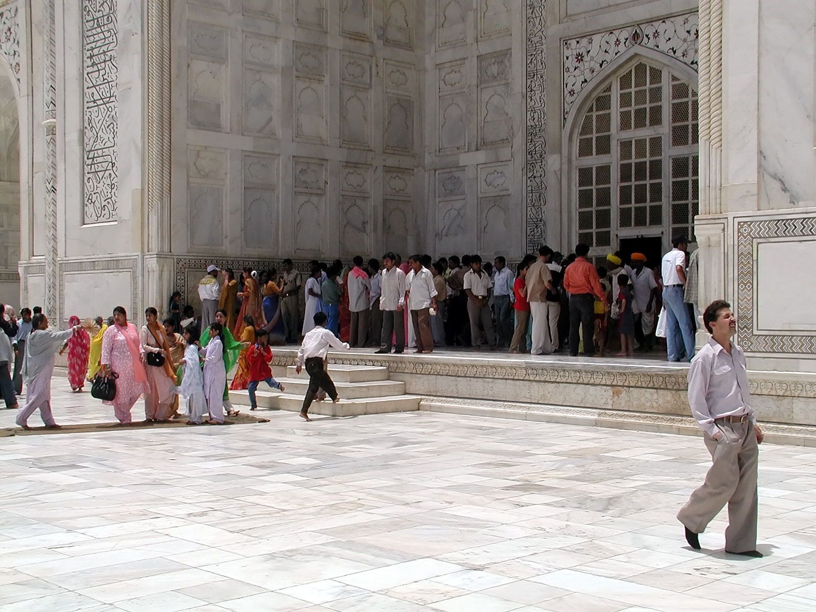 10-Jun-2001 12:47 - Agra - The Taj Mahal - Crowds at the entrance to the Mausoleum