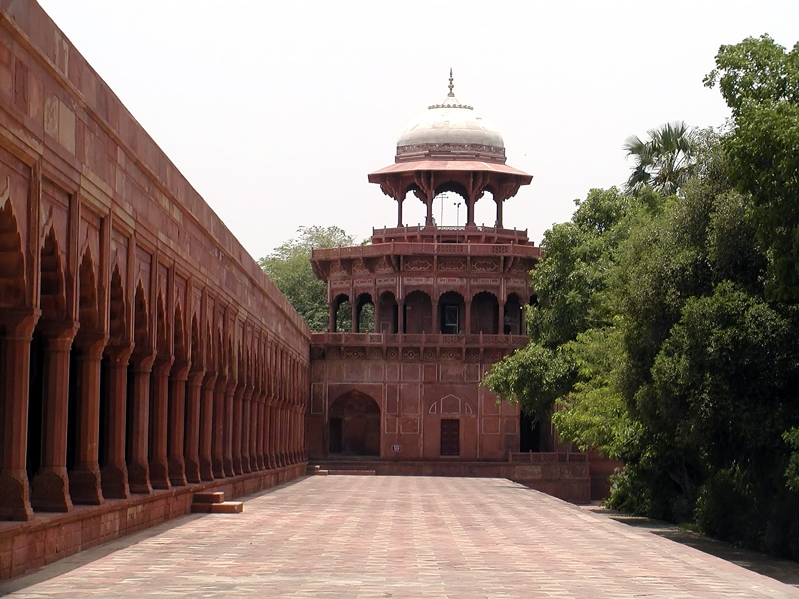 10-Jun-2001 12:56 - Agra - The Taj Mahal - View towards the toilets near the main gate