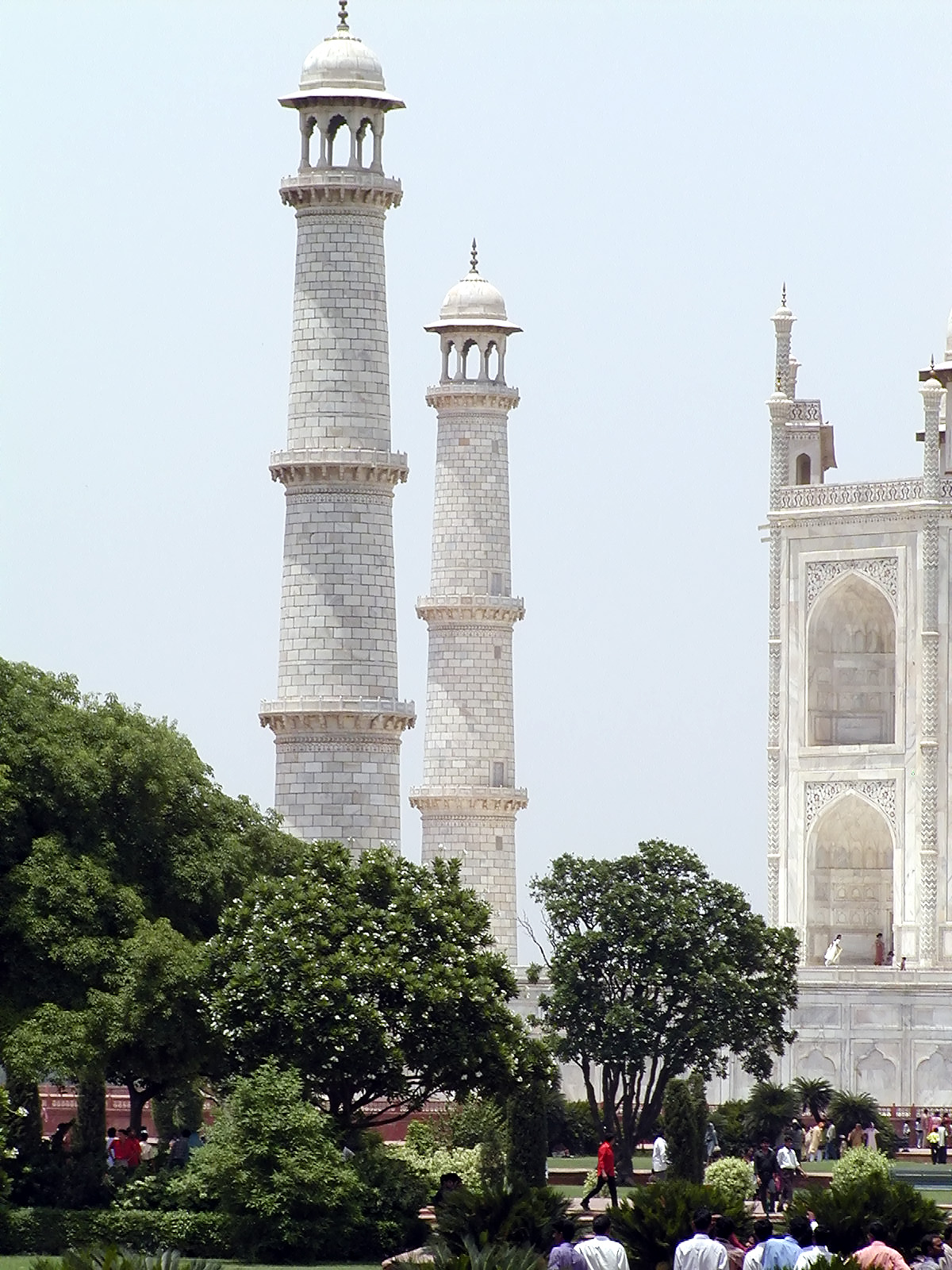 10-Jun-2001 12:56 - Agra - The Taj Mahal - Minarettes to the west of the mausoleum