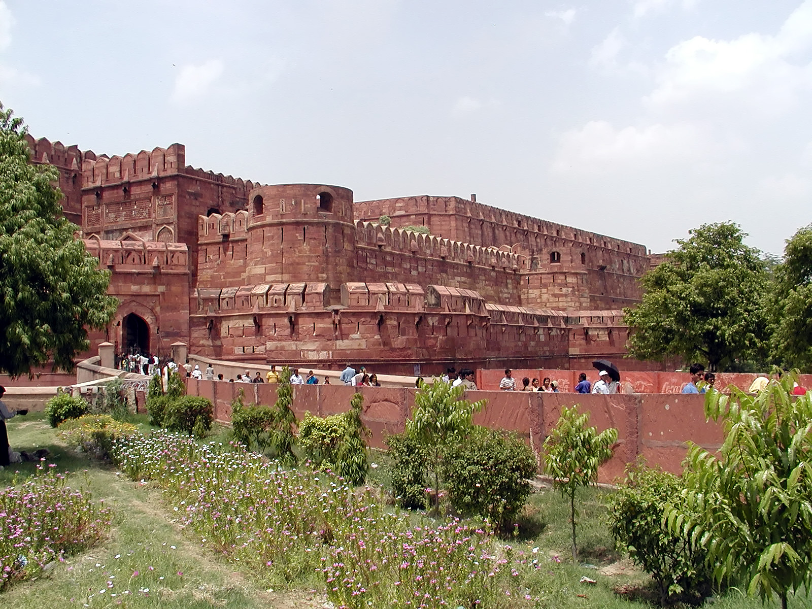 10-Jun-2001 13:27 - Agra - Agra Fort - The outside walls