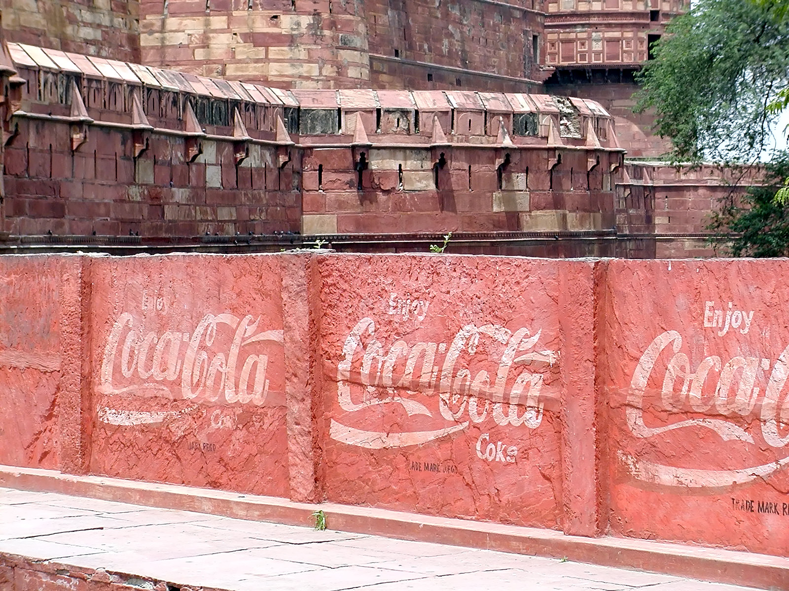 10-Jun-2001 13:28 - Agra - Agra Fort - A different kind of red wall