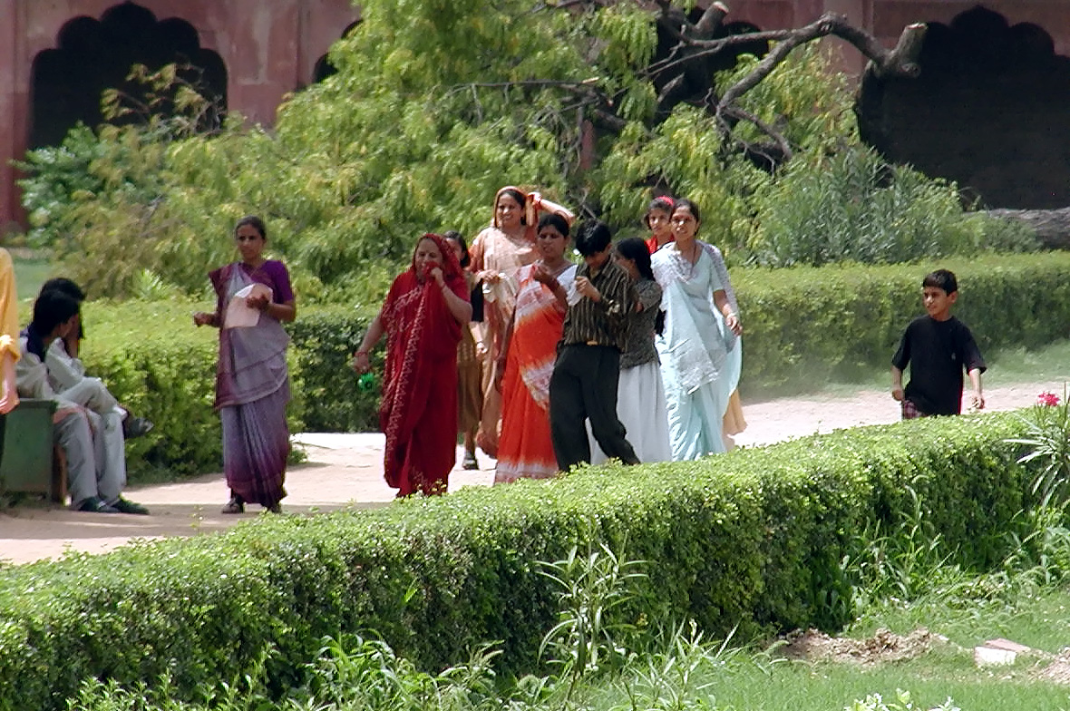 10-Jun-2001 13:46 - Agra - Agra Fort - Colourful locals in the courtyard
