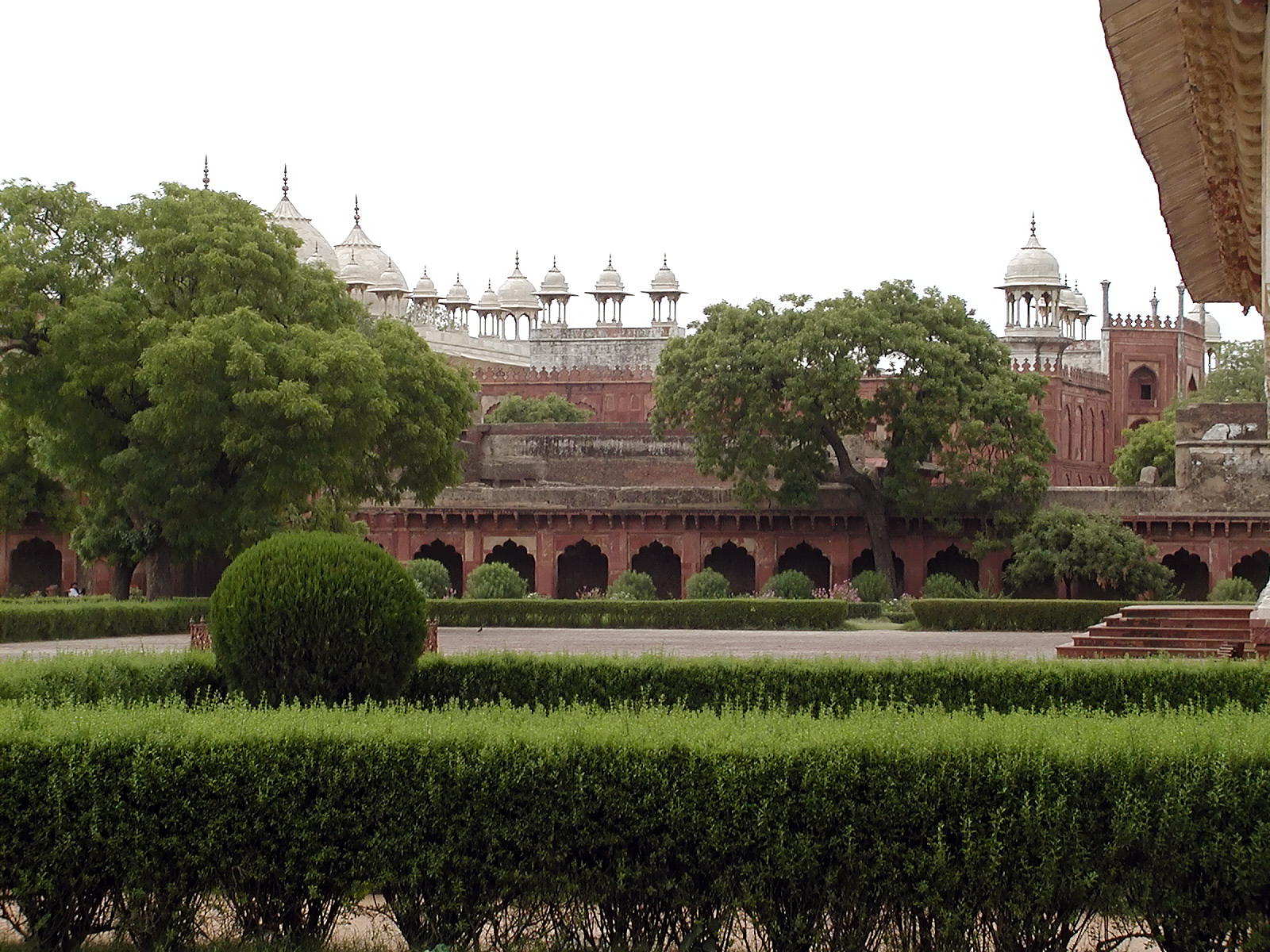 10-Jun-2001 13:47 - Agra - Agra Fort - Domes of the Moti Masjid (Pearl Mosque) behind the red sandstone of the Mina Bazaar