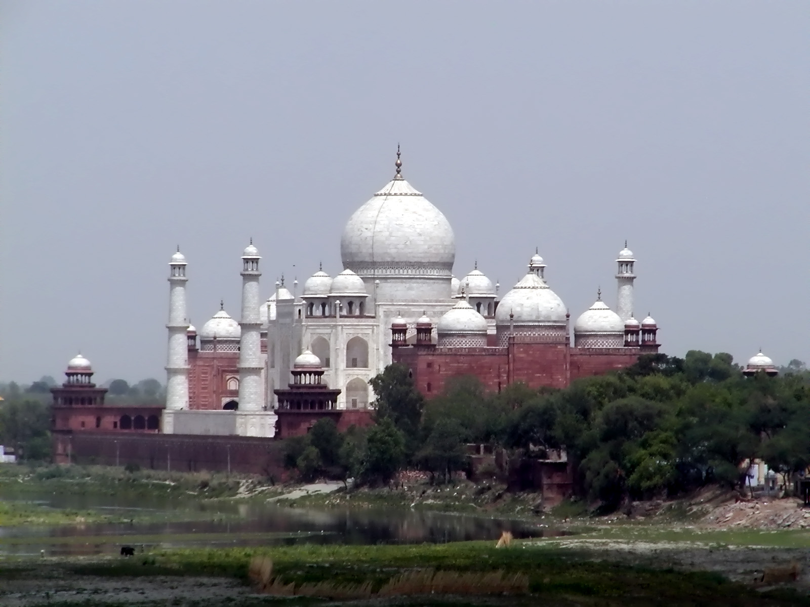 10-Jun-2001 13:51 - Agra - Agra Fort - Taj Mahal in the distance