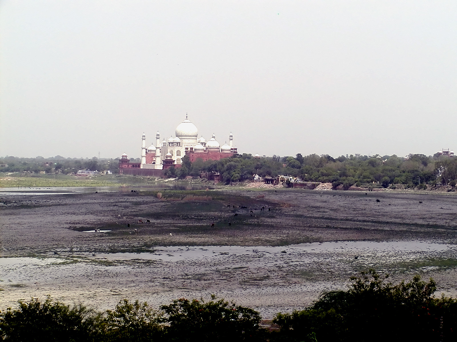 10-Jun-2001 13:52 - Agra - Agra Fort - Taj Mahal in the distance