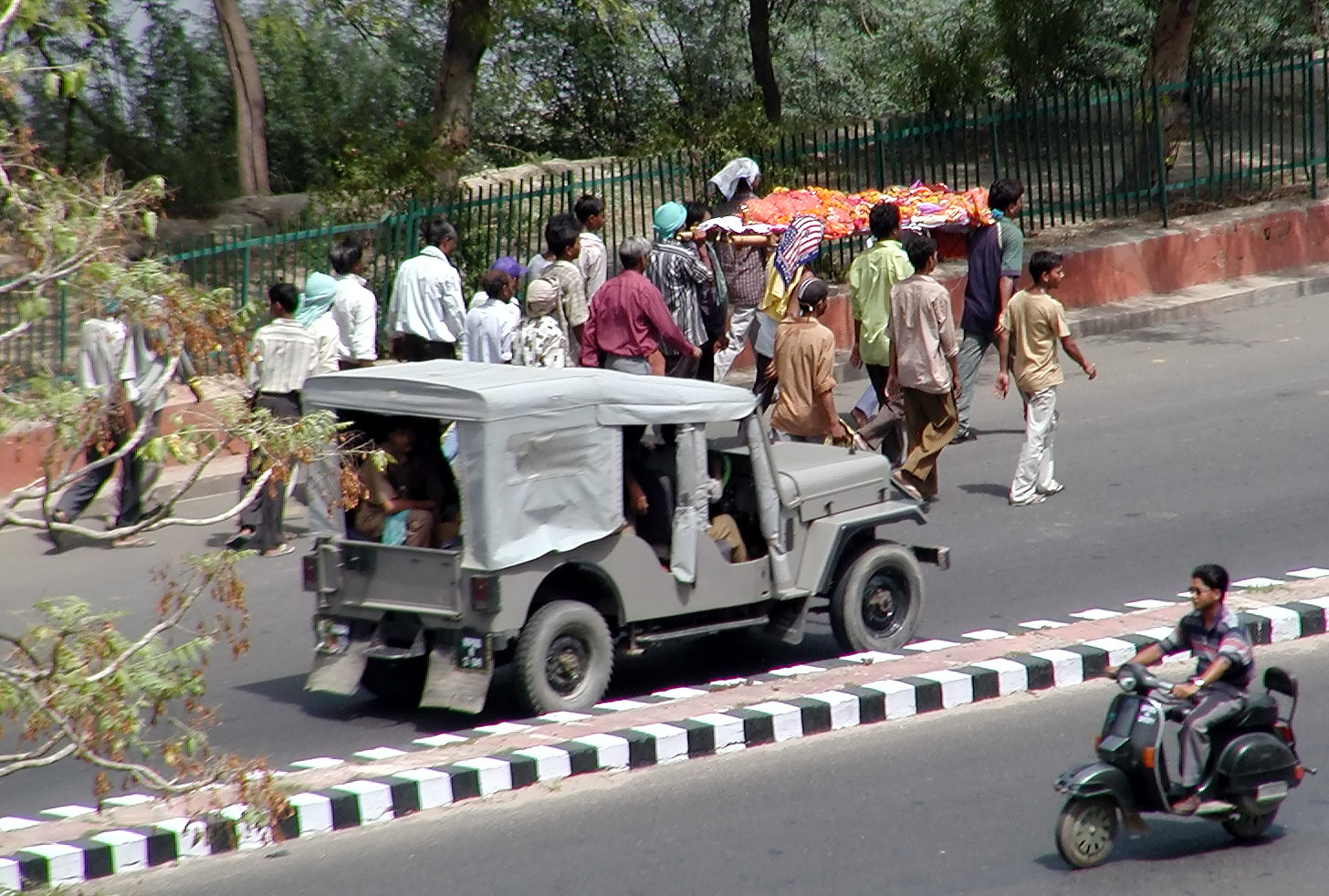 10-Jun-2001 13:56 - Agra - Agra Fort - Funeral procession on the road below the fort