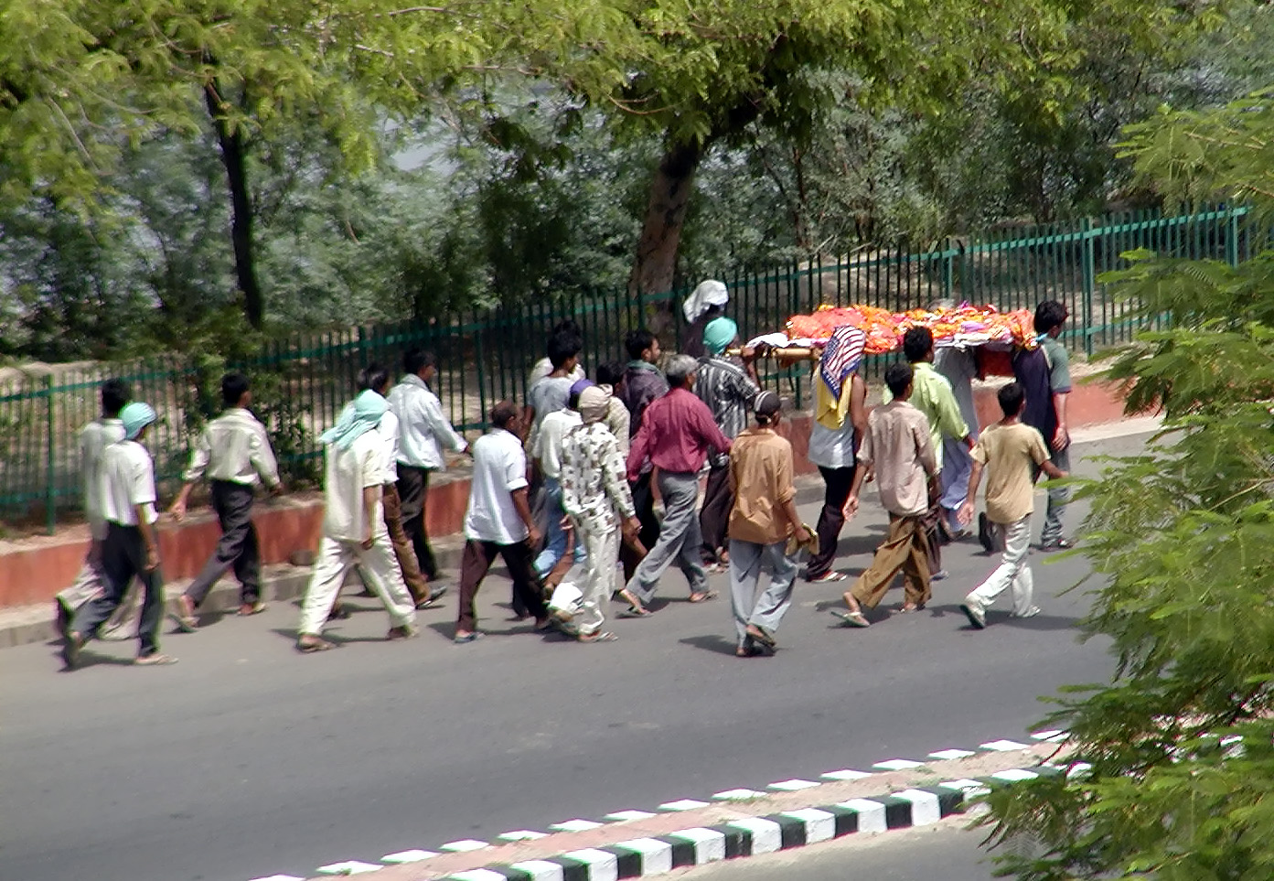 10-Jun-2001 13:57 - Agra - Agra Fort - Funeral procession on the road below the fort