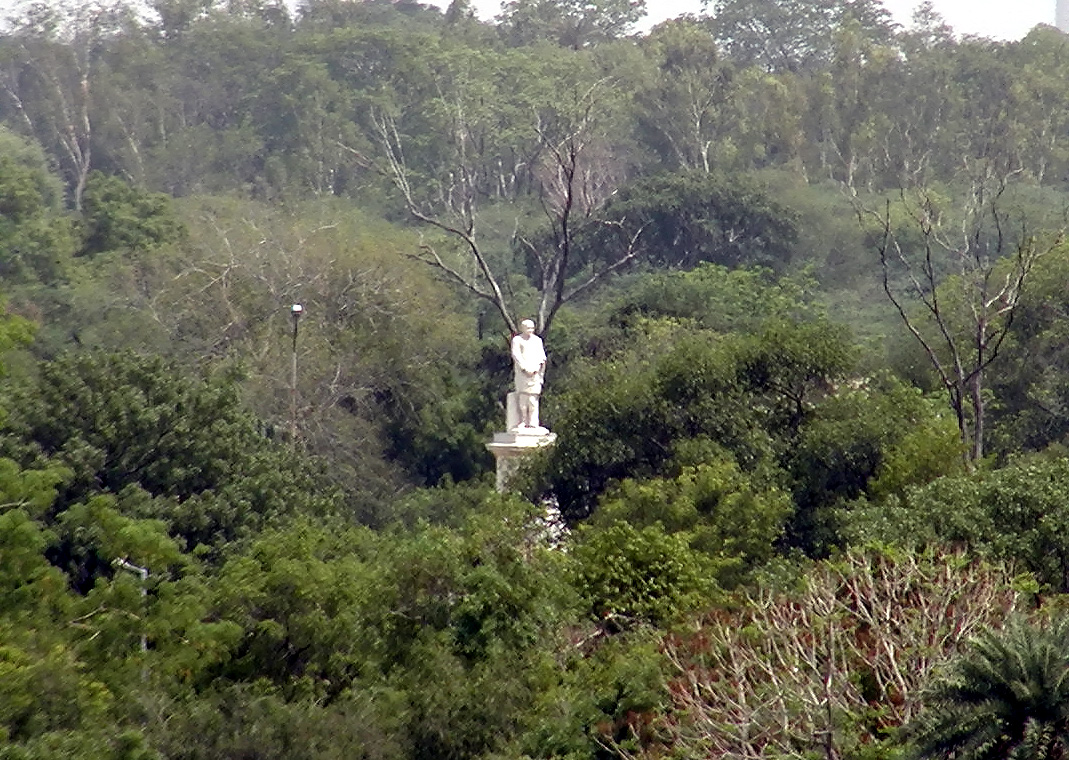 10-Jun-2001 13:57 - Agra - Agra Fort - Statue in the centre of the Shahjahan Park