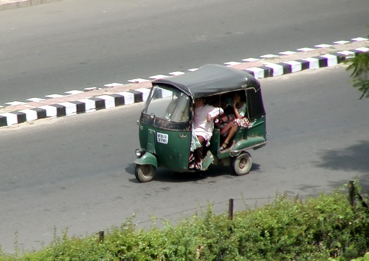 10-Jun-2001 13:58 - Agra - Agra Fort - Auto-rickshaw on the road below the fort
