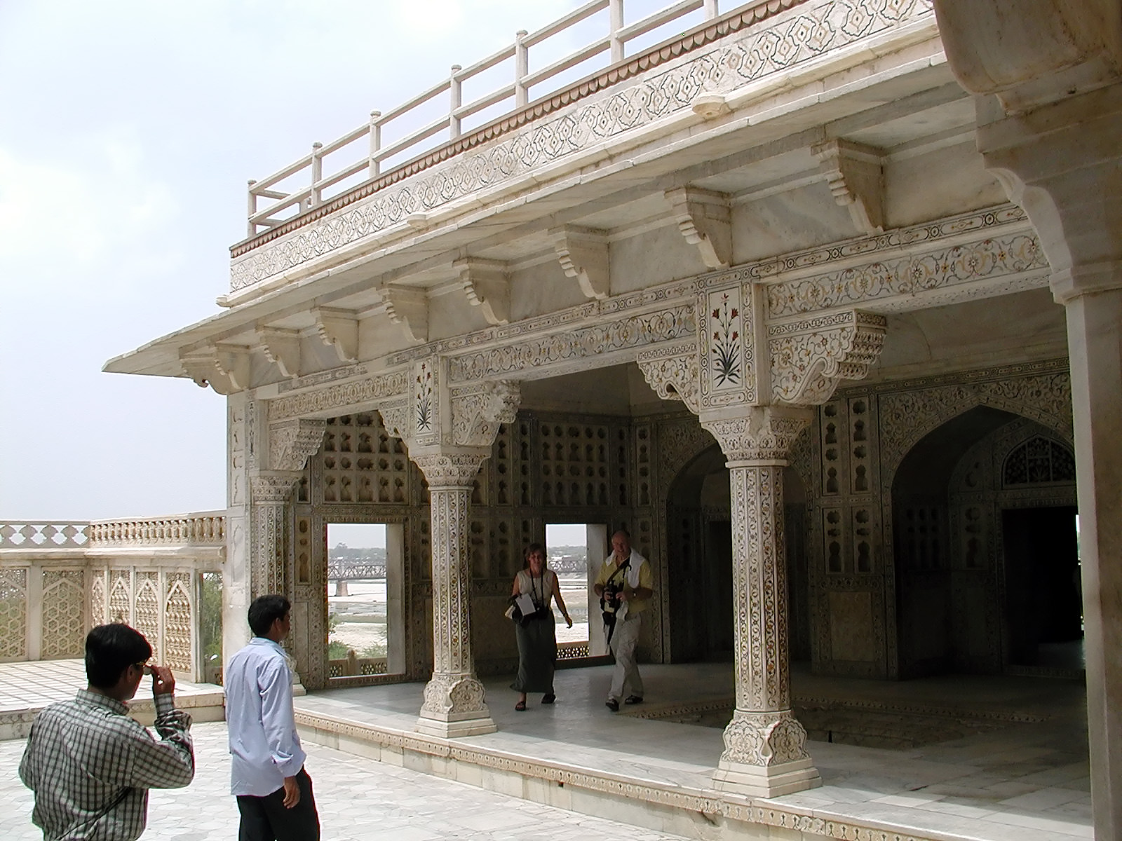 10-Jun-2001 13:59 - Agra - Agra Fort - John Spencer and Angela in the Diwan-i-Khas - Hall of private audience - Note the delicately inlaid marble