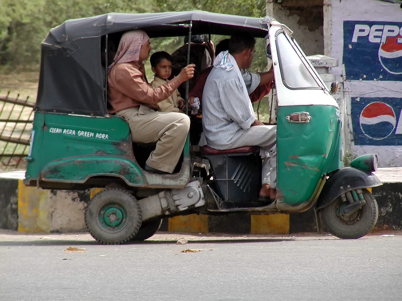 10-Jun-2001 14:10 - Agra - Agra Fort - Auto-rickshaw