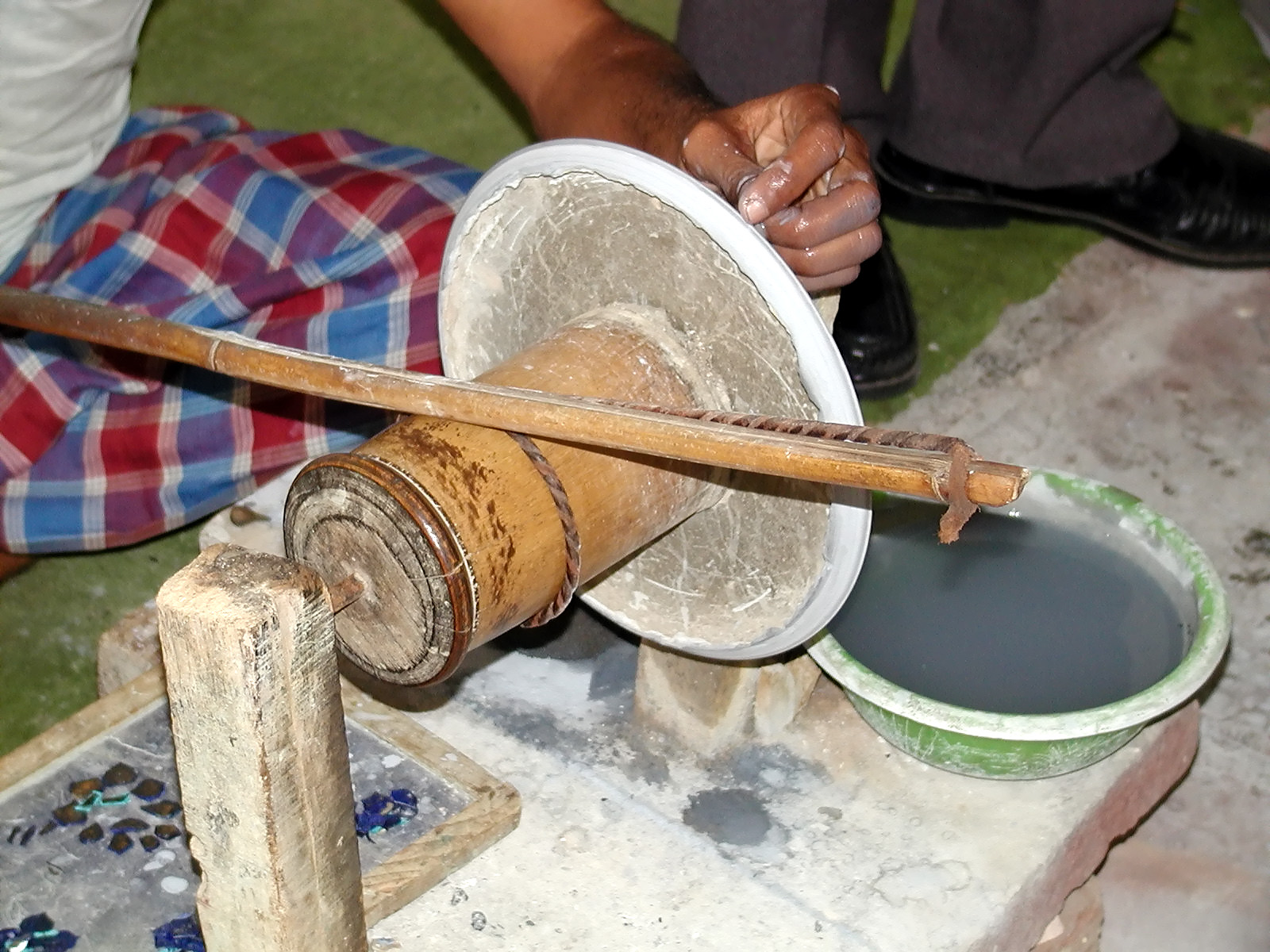 10-Jun-2001 15:50 - Agra  - Simple grinding wheel